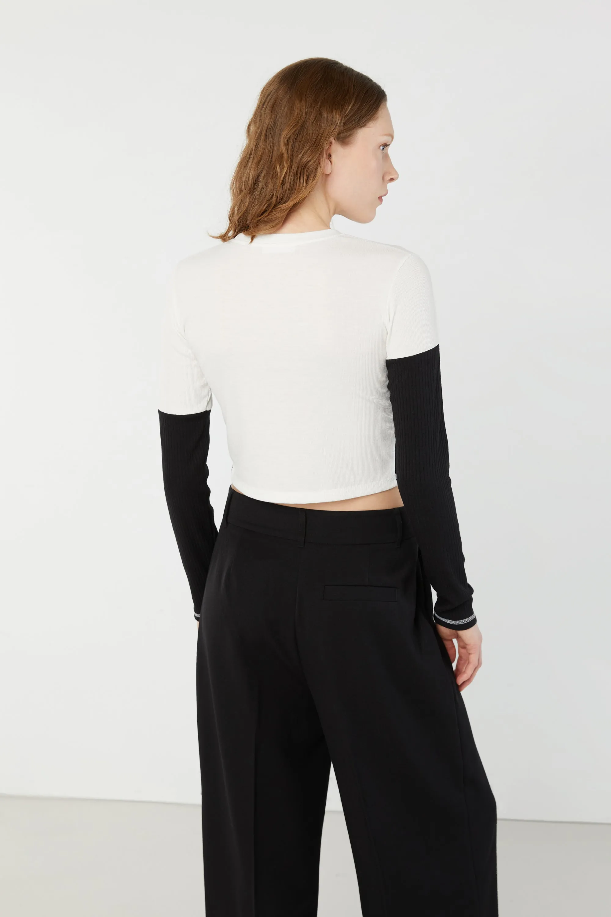 CONTRAST KNIT TOP