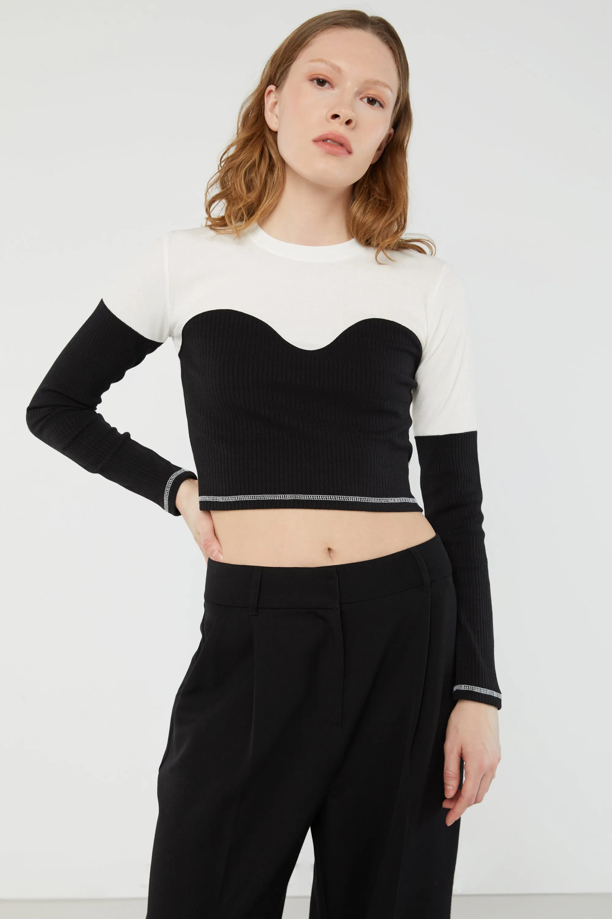 CONTRAST KNIT TOP